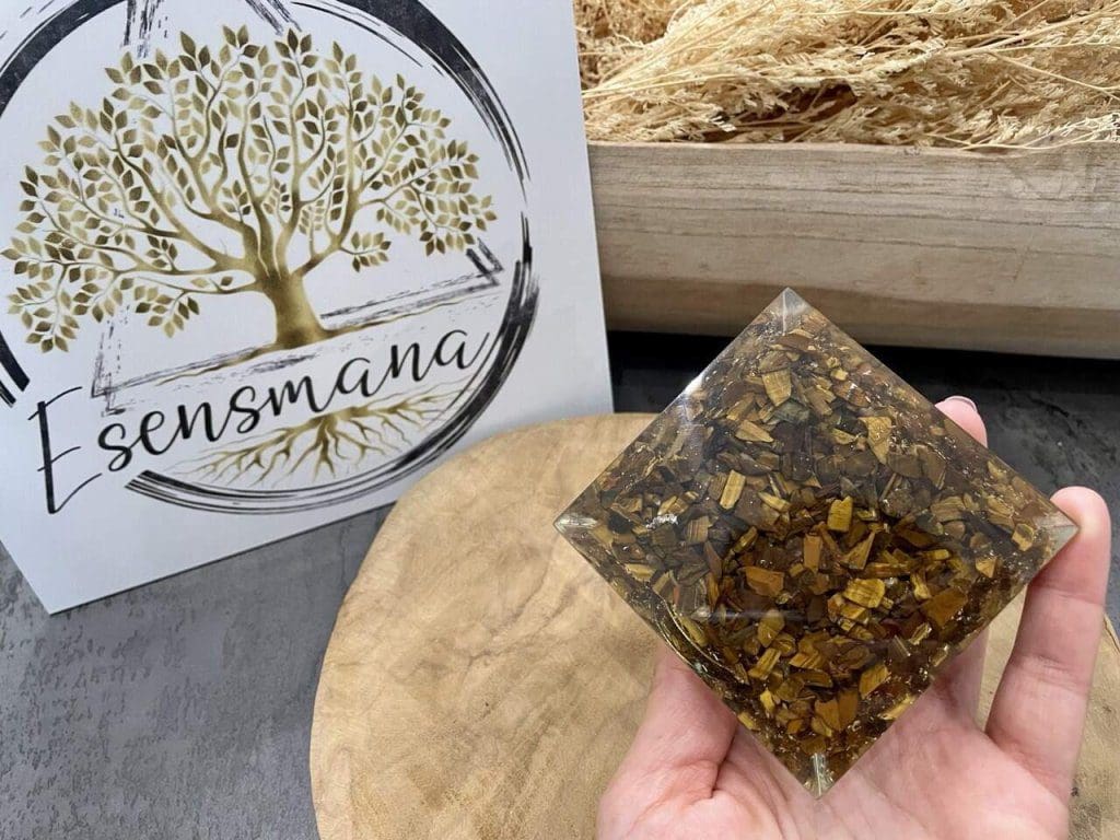 pyramide orgonite fleur de vie oeil tigre