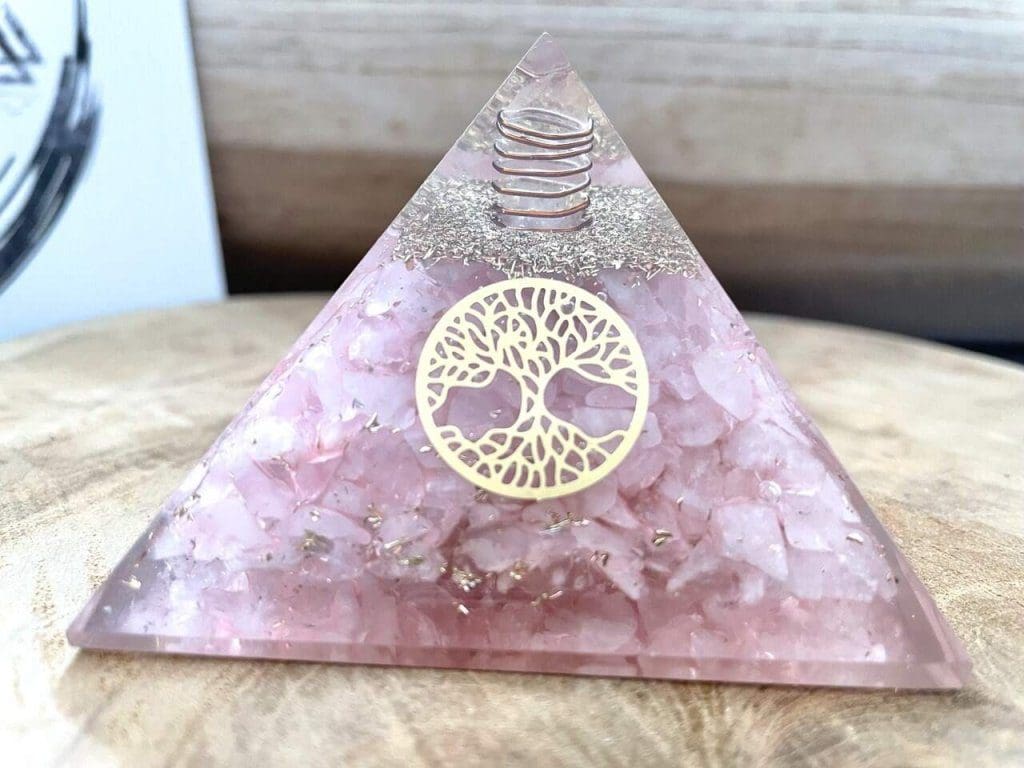 pyramide orgonite quartz rose arbre de vie