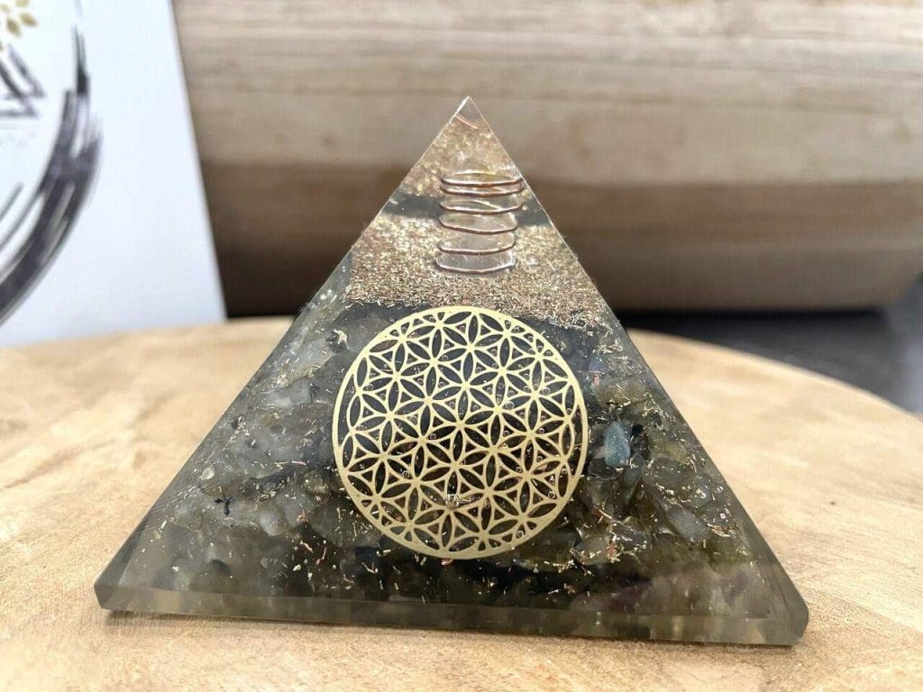 pyramide orgonite labradorite fleur de vie
