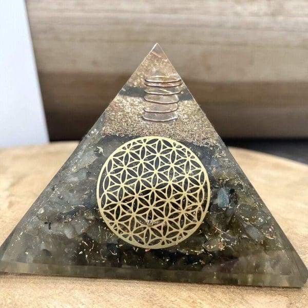 pyramide orgonite labradorite fleur de vie