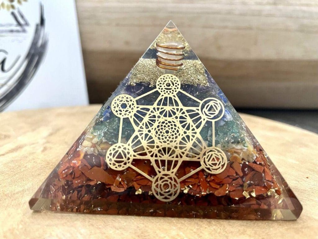 pyramide orgonite chakras metatron