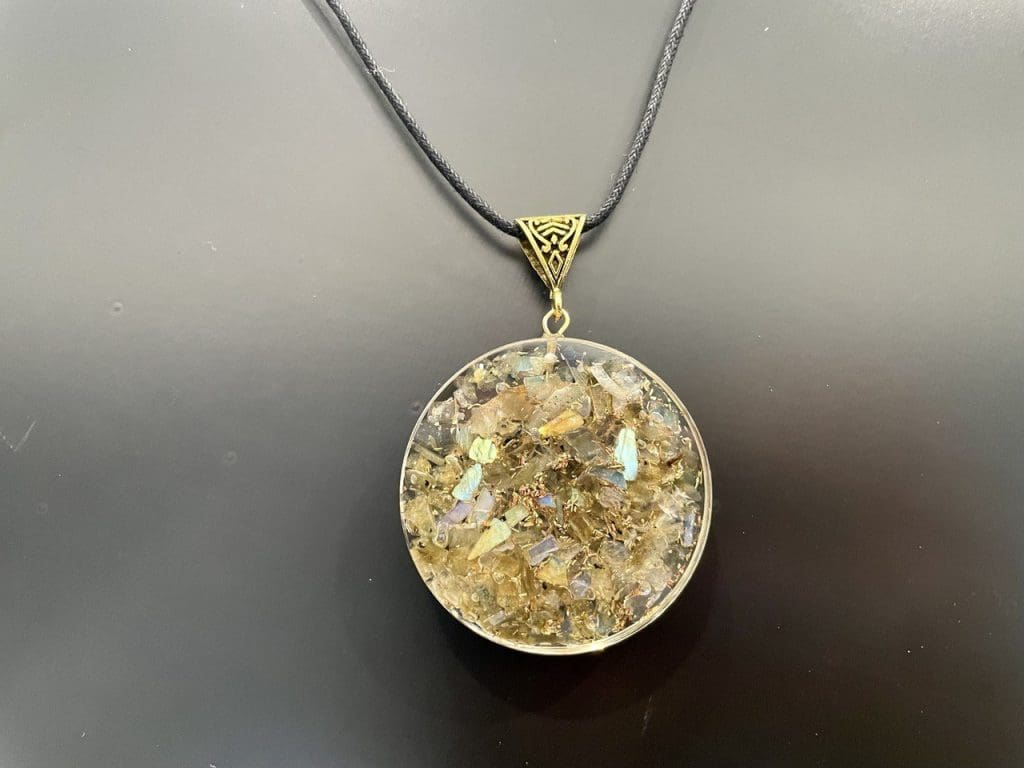 collier amulette fleur de vie labradorite