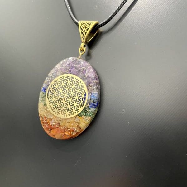 Collier Orgonite 7 chakras fleur de vie