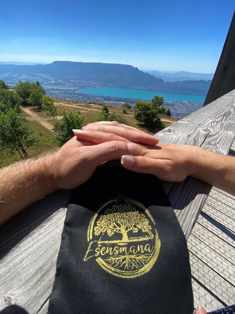 Les mains de Tifany et Jonathan, fondateurs d’Esensmana
