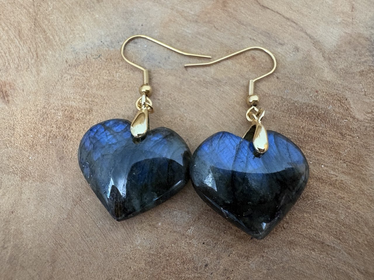 IMAGE 2026-07-04 06:49:00 Boucles d'oreilles Labradorite EXTRA petit coeur, accroche acier inoxydable doré – Image 1