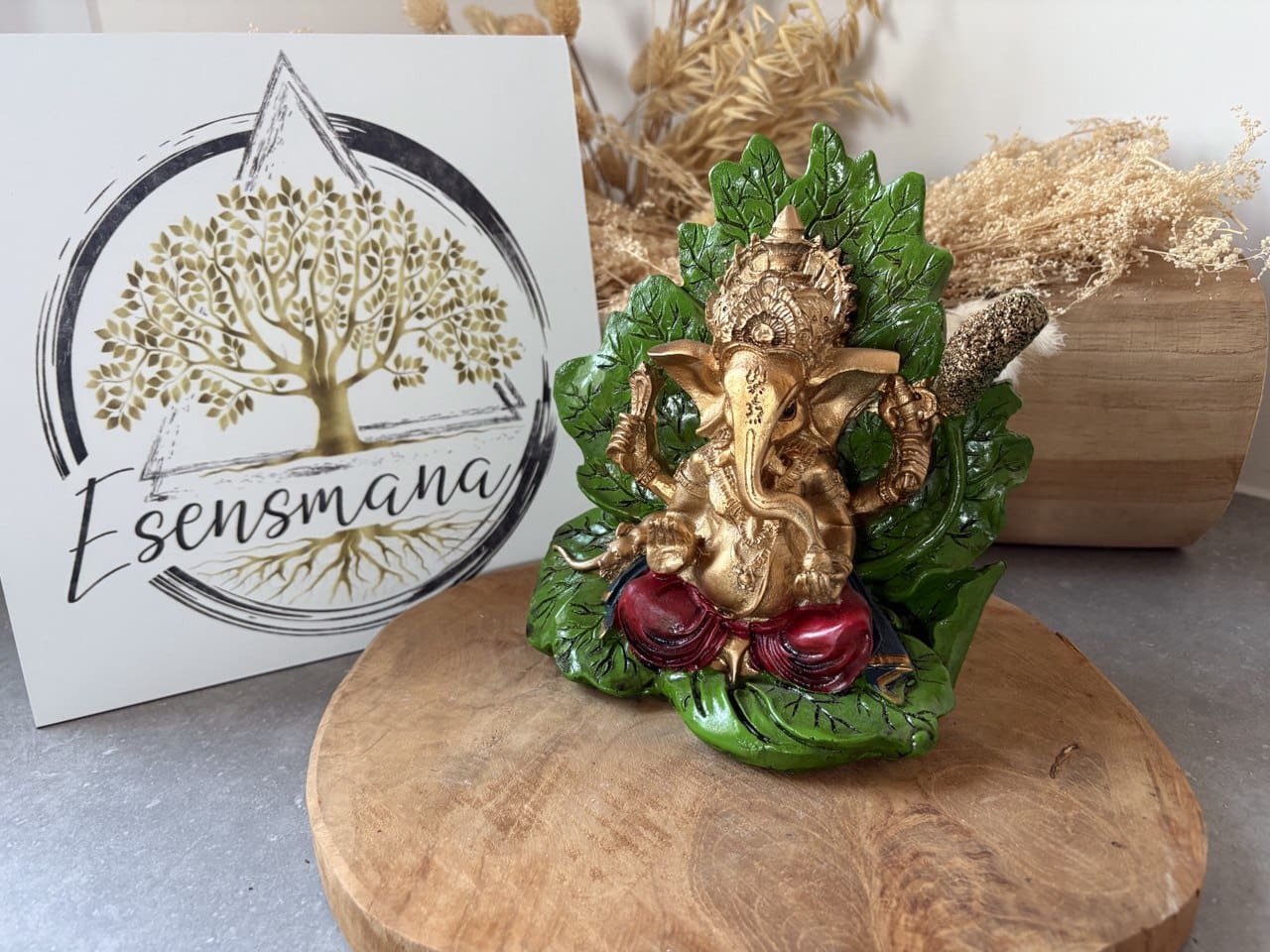 IMAGE 2025-12-28 19:06:32 Ganesh "talisman protecteur du foyer et prosperité", doré et rouge et sa feuille verte en résine 15 cm – Image 1
