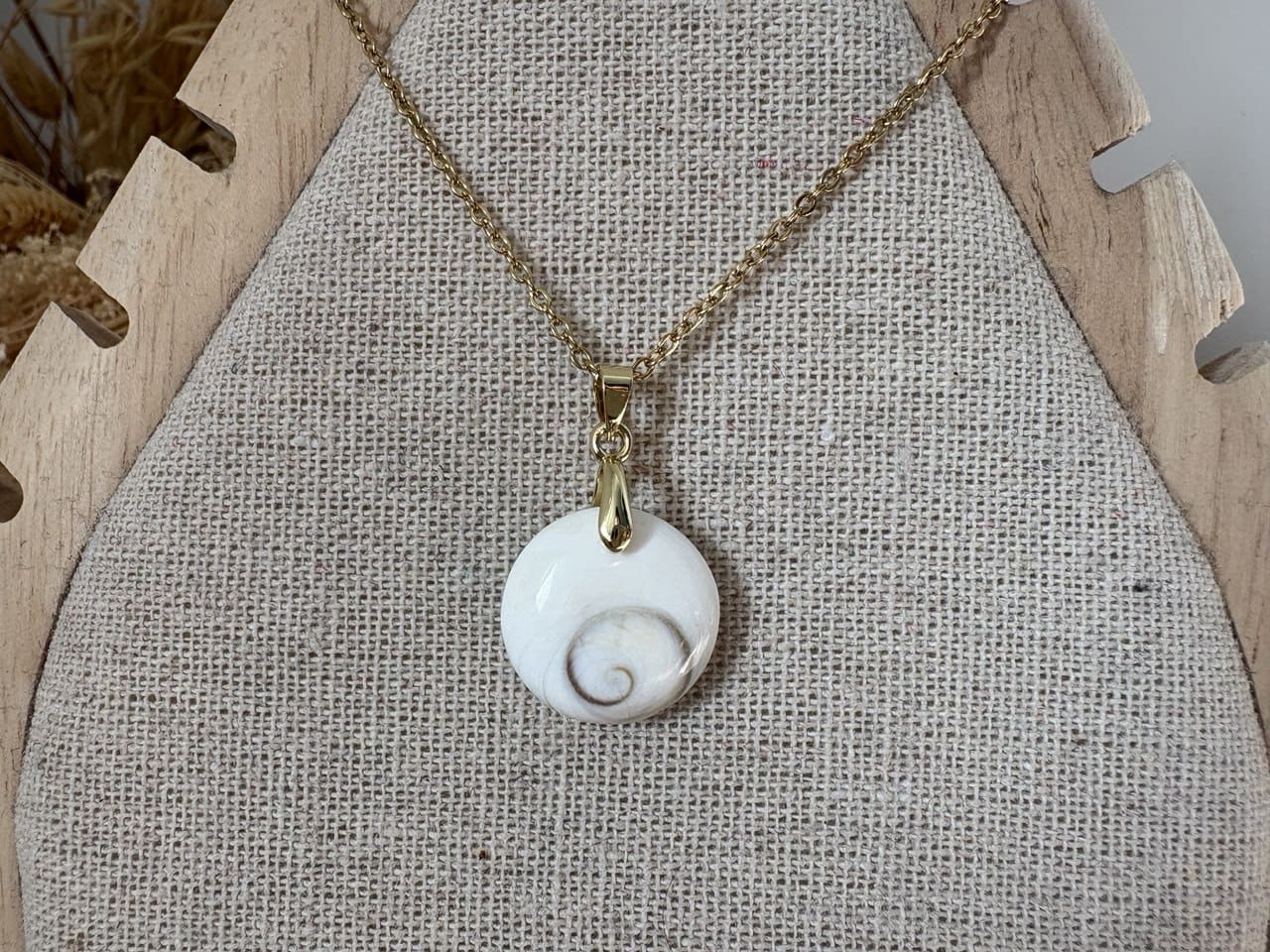 IMAGE 2026-03-21 19:31:28 Collier pendentif porte-bonheur rond Oeil de Sainte Lucie, chaine acier inoxydable doré – Image 1