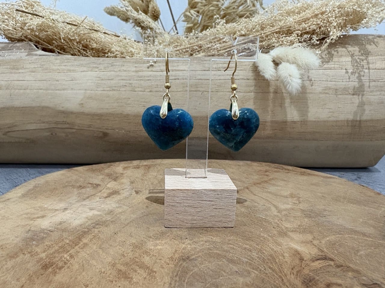 photo_2026-03-10_08-33-35 Boucles d'oreilles Apatite Coeur, crochets acier inoxydable doré – Image 1