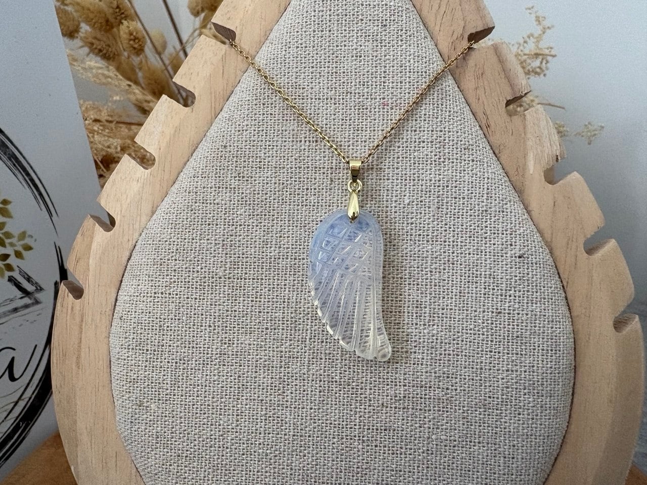IMAGE 2026-07-08 14:51:25 Collier pendentif aile d'Ange en Opaline, chaine en acier inoxydable doré – Image 1