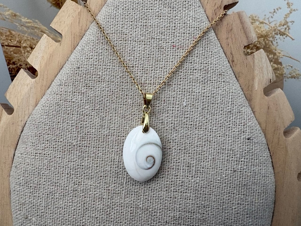 IMAGE 2026-07-10 13:21:10 Collier pendentif porte-bonheur ovale arrondi petit modèle, Oeil de Sainte Lucie, chaine acier inoxydable doré – Image 1