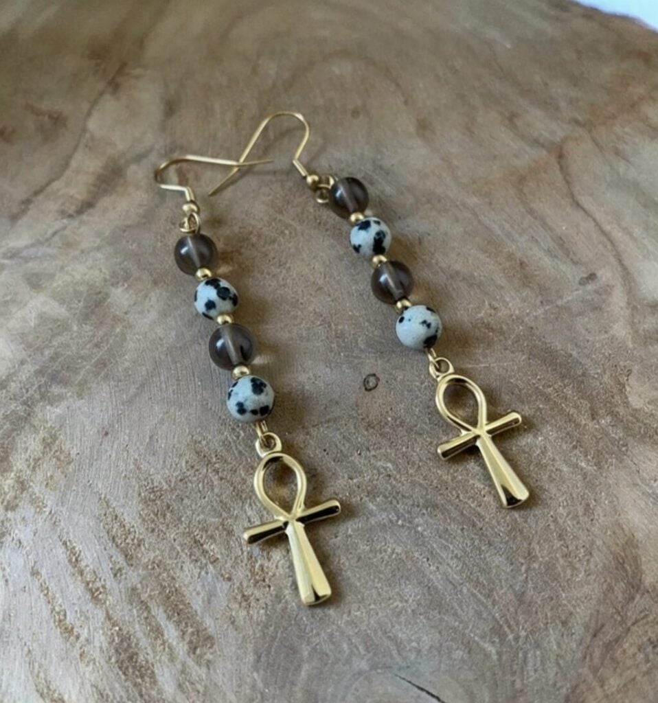 Boucles d’oreilles en pierres naturelles avec croix Ankh dorée