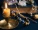 Un bracelet shamballa et ses perles, éclairés à la lueur d'une bougie