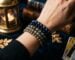 Plusieurs bracelets de pierres superposés au même poignet