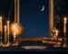 Ciel nocturne profond constelle d etoiles avec la lune, quelques bougies sur un velours sombre