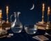 Carafe et bol d eau limpide sous un ciel nocturne etoile avec la lune, sur un velours sombre
