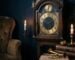Vieille horloge murale en bois patine dans une piece sombre, lumiere chaude tamisee, chiffres indistincts