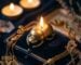 Une amulette de scarabée posée près d'une bougie allumée, dans une ambiance bleu nuit et or