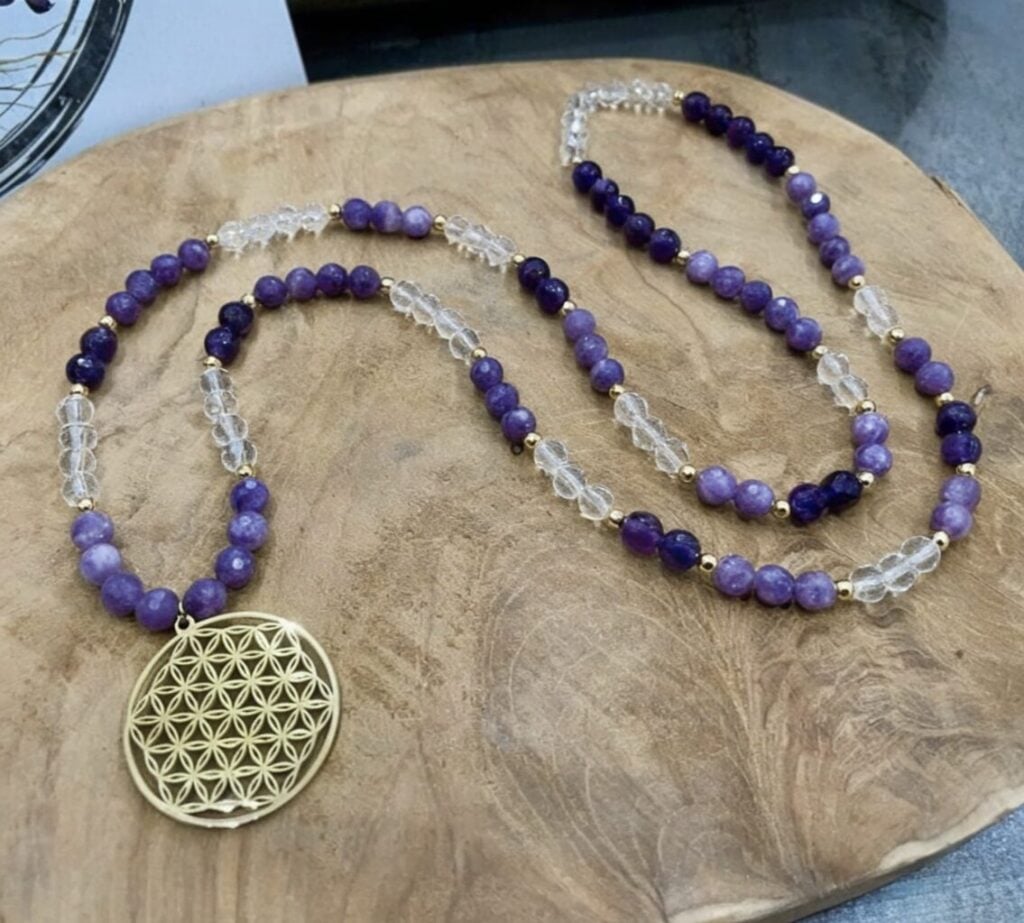 Mala en pierres naturelles avec pendentif fleur de vie doré